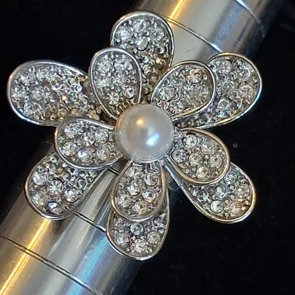 Guess Silvertone Flower Ring with Pearl Center Size 7